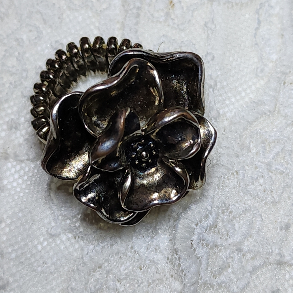 Antiqued Gold Toned Metal Flower Floral Stretch Ring